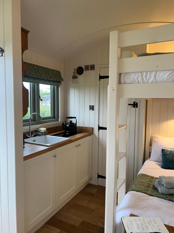 The Woolly Sheep Shepherd Huts Whitland Exteriör bild